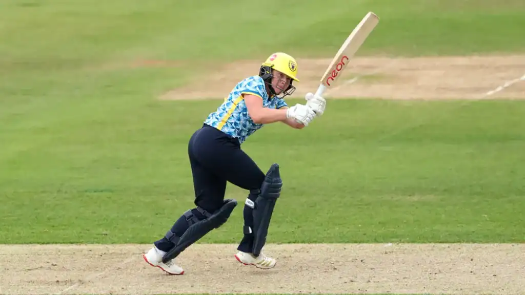 Charis Pavely’s Second Century in Four Days Leads Warwickshire to Victory Over Somerset Pavely Century Leads Warwickshire Win Over Somerset