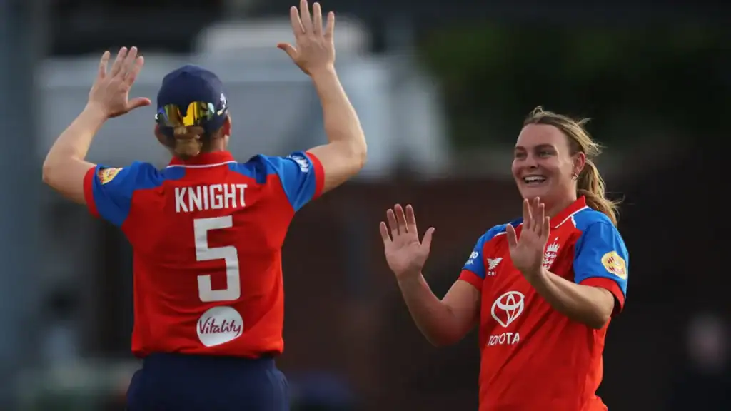 Gibson and Dean Star as England Seal T20I Series Win Over New Zealand England Beat New Zealand to Win T20I Series at Hove