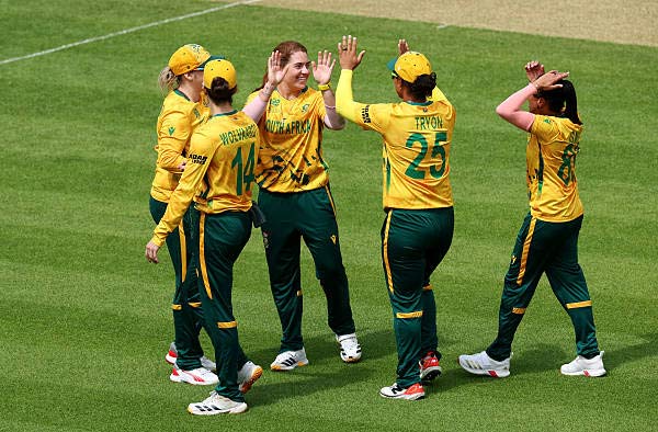 Marizanne Kapp Stars as South Africa Women Defeat Bangladesh to Stay in Semi-Final Race Marizanne Kapp Guides South Africa Women Past Bangladesh to Semi-Final Dream