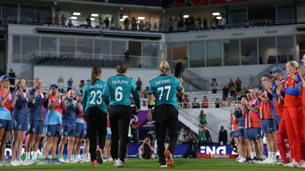 England Knock Out White Ferns as Trio Retire